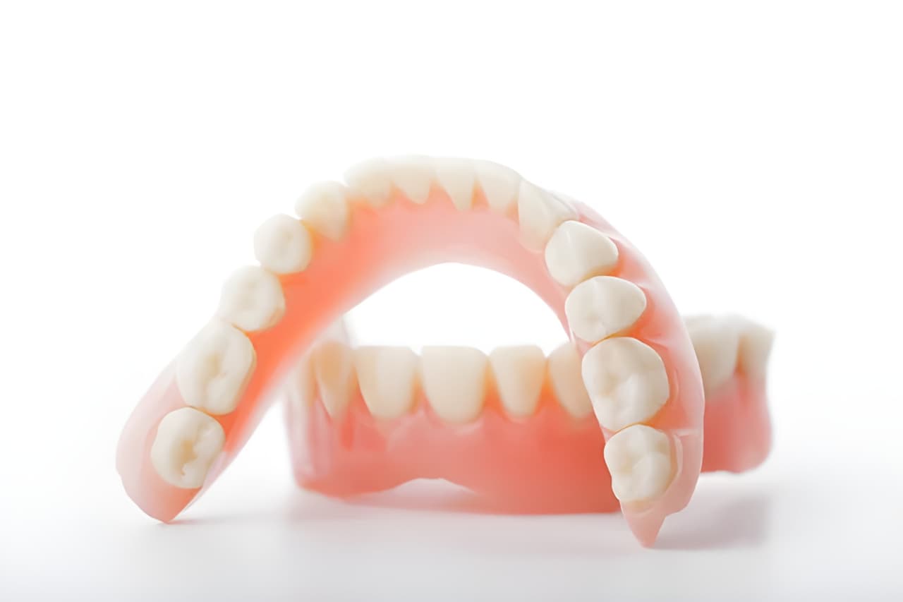 prothèses dentaires ou implants pour personnes agées